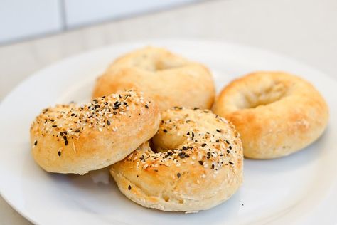 Recipe Review: SkinnyTaste Easy Bagels | Life on Beacon Easy Bagels, Bagel Recipe Easy, Gluten Free Bagels, Cheese Bagels, Gluten Free Protein, Whole Roasted Cauliflower, Macro Friendly Recipes, Bagel Recipe, Skinny Taste Recipes