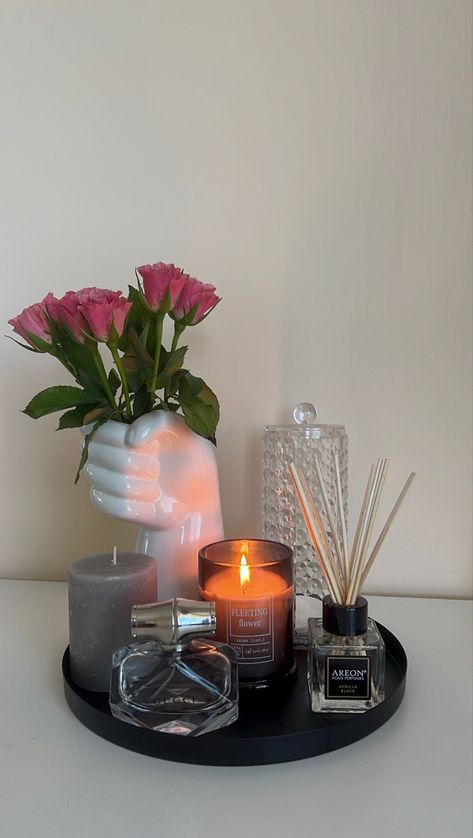 Candle In Home Decor, Candle Arrangements Bedroom, Vanity Tray Decor Bedroom, Candle Tray Decor Living Rooms, Decorative Tray Ideas Bedroom, Window Sill Decor Living Room, Bedroom Window Sill Decor, Candle Tray Ideas, Trays Decor Bedroom