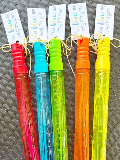 Bubble Gift, Kindergarten Gifts, Free Printable Tags, Kids Bubbles, Balloon Gift, Bubble Wands, End Of School Year, End Of School, Kids Learning Activities