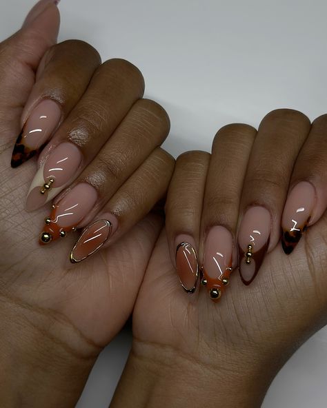 I opened my schedule for the rest of the year! Thank you for the ongoing support 💕🫶🏾 please book in advance 🤎 Beautiful Simple Nails Design, Earth Tone Almond Nails, Nails For The New Year 2025, Fall Winter Nail Ideas, Afrocentric Nails, Winter Nails Black Women, Christmas Nails Black Women, Nail Inspo Almond Winter, Fall Themed Nails Acrylic