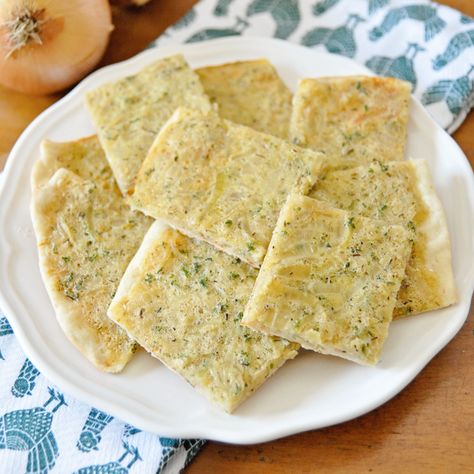 Spanish Flatbread with Caramelized Onions - Coca de Cebolla Recipe Spanish Flatbread, Veggie Side Dish Recipes, Organic Eggs, Vegetable Puree, Veggie Side Dishes, Polenta, Pizza Dough, Flatbread, Caramelized Onions