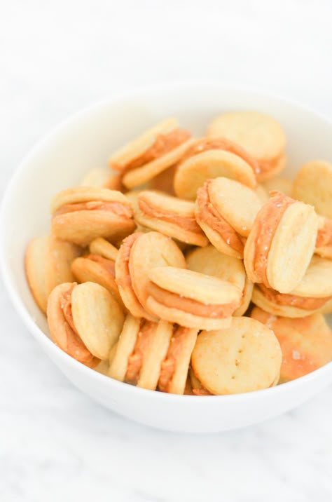 A fun homemade recipe for peanut butter sandwiches. This recipe is the most authentic homemade ritz cracker you can get! Homemade Ritz Crackers, Cracker Sandwiches, Peanut Butter Sandwiches, Cracker Flavors, Peanut Butter Crackers, Butter Crackers, Crackers Recipe, Homemade Crackers, Peanut Butter Sandwich