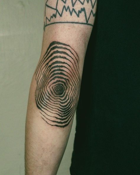 Acab Tattoo, Spiral Tattoo, Spiral Tattoos, Abstract Tattoo Ideas, Optical Illusion Tattoos, Illusion Tattoos, Optical Illusion Tattoo, Torso Tattoos, Abstract Tattoos