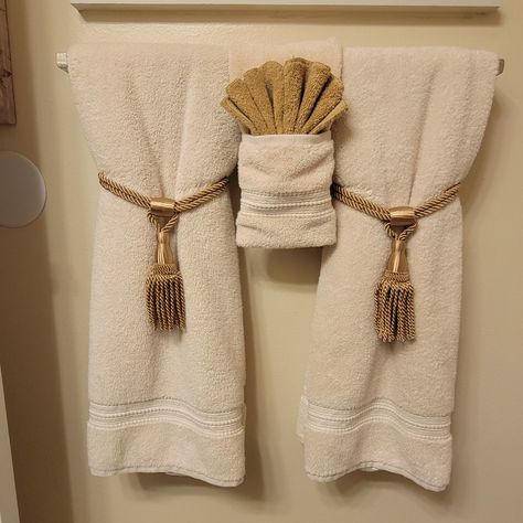 Bath Towel Decor, Towel Arrangements Bathroom, Towel Display In Bathroom, Towel Decorating Ideas Display, Bathroom Towel Decor Ideas, Bathroom Towel Hanging Ideas, Bathroom Towels Display, Fancy Towels, Beautiful Bathroom Decor