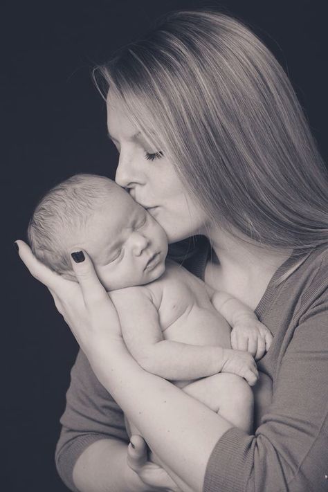 Newborn photo~baby boy and mother ❤️ Mommy And Me Photo Shoot Newborn Boy, Mommy Son Newborn Pictures, Mother Newborn Pictures, Mother Son Newborn Pictures, Mother And Son Newborn Pictures, Mom And Son Newborn Pictures, Mother And Newborn Son Photoshoot, Newborn Photography Boy With Mom, Baby And Mom Pictures