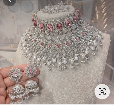 Engagement Ring Non Traditional, Bridal Jewelry Sets Brides, Wedding Jewelry Sets Bridal Jewellery, Pakistani Bridal Jewelry, Indian Wedding Jewelry Sets, Bridal Necklace Designs, Neck Pieces Jewelry, Bridal Design, Indian Bridal Jewelry Sets