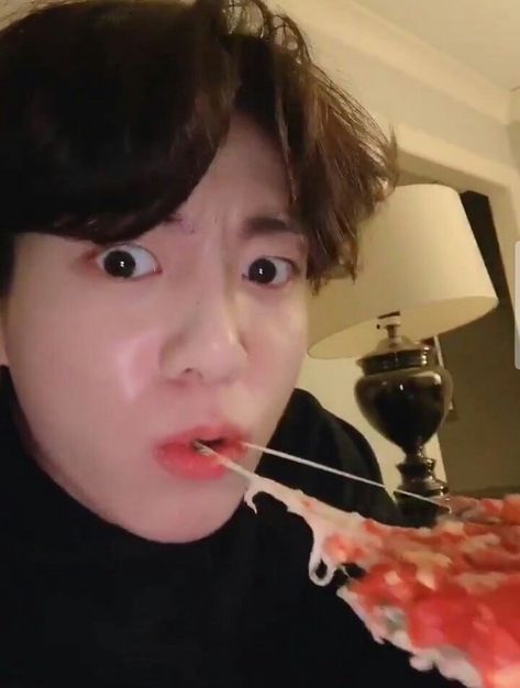 [Twitter-190510] #JUNGKOOK Video eating Pizza 🍕 in Chicago! #BTS in Chicago Jungkook Eating, Photo Sequence, 1 September, Jungkook Cute, Jung Kook, Busan, Katy Perry, Bts Fanart, Bts Memes