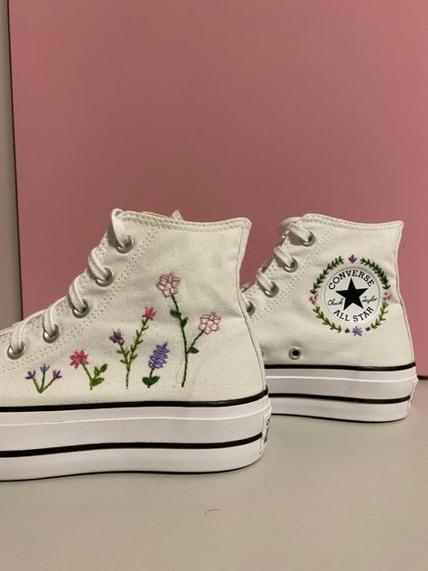 White Converse Diy Design, White Flower Converse, Converse Floral Embroidery, Embroidery White Converse, Converse Diy Embroidery, White Converse With Flowers, White Shoe Embroidery Ideas, White Shoes Embroidery, Cute Embroidered Converse