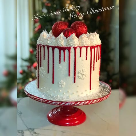 Merry Birthday, Baking Design, Christmas Cakes Easy, Snowflake Cake, Christmas Cake Designs, Red Cake, Cake Decorating Piping, Sweet Bakery, Christmas Cakes