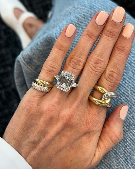 Stephanie Gottlieb | Diamonds & designs 💎 Another week in the office! | Instagram Old Money Brunette, Street Style Room, Chanel Fashion Week, Blonde Hair Highlights, Fashion Date Night, Nails Beach, Stephanie Gottlieb, Date Night Makeup, Future Engagement Rings