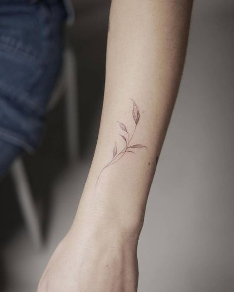 Tattoo Leaves Wrist, Tricep Tattoos Women Fine Line, Fine Line Leaves Tattoo Arm, Olive Branch Wrist Wrap Tattoo, Delicate Leaf Tattoo, Vine Fine Line Tattoo, Dainty Leaves Tattoo, Side Thumb Tattoos, Small Ivy Tattoo