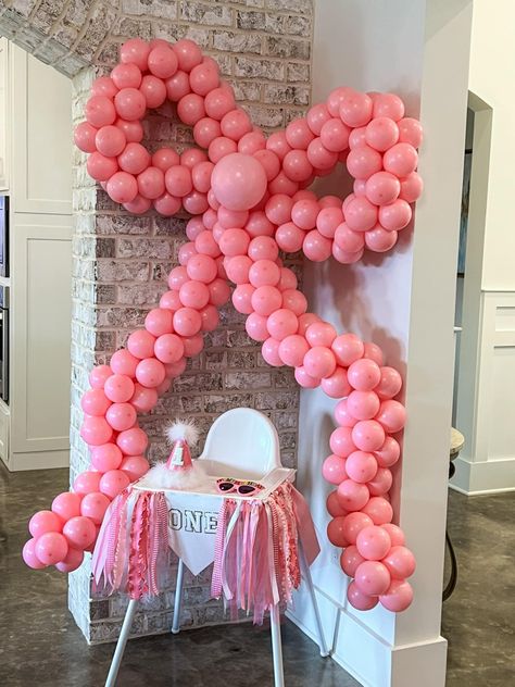 Bow Balloon Arch, Bow Step By Step, Balloon Bow, Electric Balloon Pump, Bow Theme, Pearl Balloons, First Birthday Balloons, Sweet Sixteen Birthday Party Ideas, Bow Garland