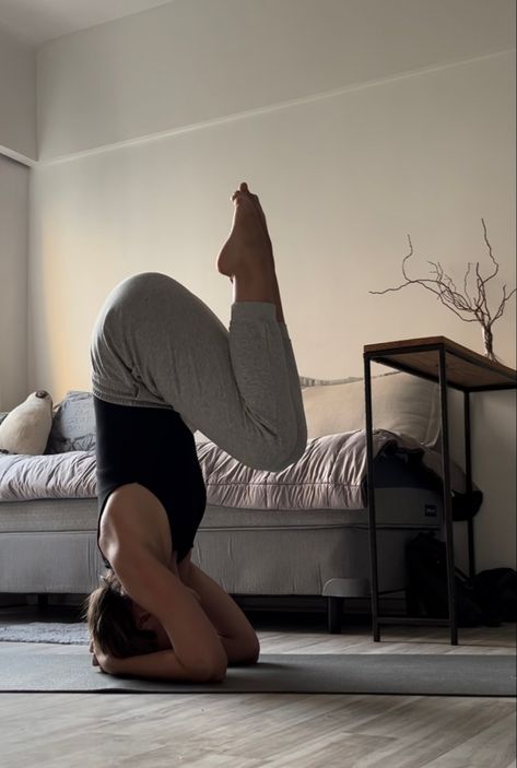 Leg Yoga Poses, Yoga Headstand, Flexible Yoga, Yoga Positionen, Headstand Yoga, Yoga Handstand, Yoga Aesthetic, Yoga Inspo, Yoga Pictures