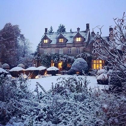 My campaign for a white Christmas in the Cotswolds continues with this beautiful shot of @barnsley_house in the snow. Come on weather! I’m… Regency Christmas, Christmas Stairs Decorations, Christmas Stairs, England Winter, Stone Cottages, English Castles, A White Christmas, House Hunters, Christmas Town