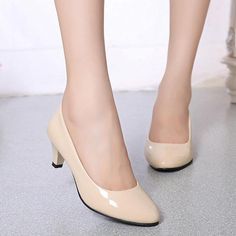 Professional Work Shoes, Women Shoes Fashion, Work Pumps, Basic Heels, Fashion Office, Korean Fashion Casual, Womens Stilettos, Office Shoes, Low Heel Shoes