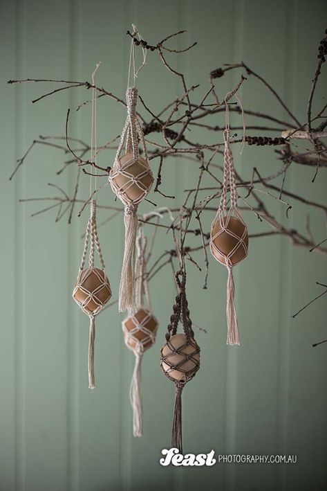 macrame hanging eggs from Feast Photography Spring Macrame Ideas, Feast Photography, Hanging Crystals Diy, Diy Crafts Ideas, Macrame Inspiration, Easy Easter Crafts, Macrame Hanger, Easter Inspiration, Macrame Hanging