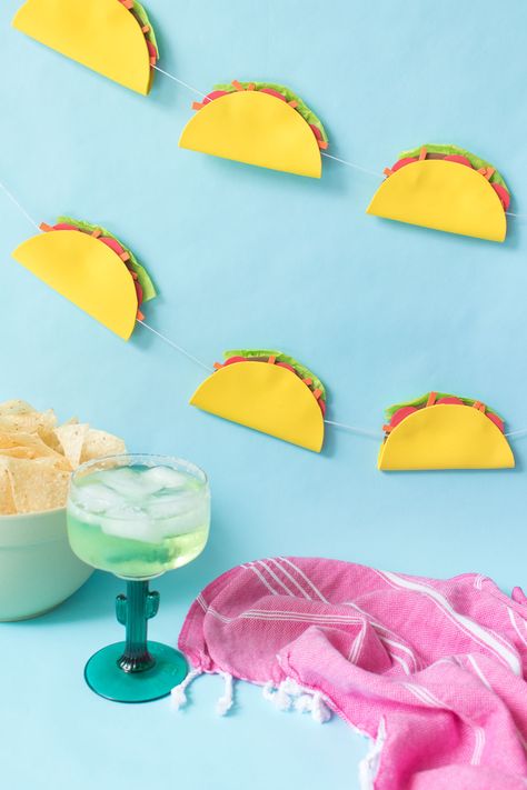 Taco Party Decorations, Taco Crafts, Birthday Banner Diy, Diy Birthday Banner, Banner Diy, Fiesta Birthday Party, Fiesta Theme Party, Taco Party, Fiesta Theme