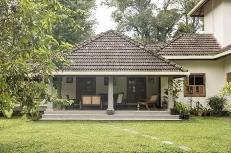 Indonesian House Design, Indonesian House, Tropical House Design, Kerala House, Courtyard House Plans, Indian Home Design, Kerala Houses, Kerala House Design, House Arch Design