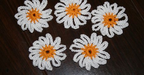 As I told you I want to crochet lots of flowers. For the moment I started with Lazy Daisy because they are very easy to do.  U... Crochet Plushies, Crochet Flowers Free Pattern, Womens Crochet Patterns, Craft Decorations, Crochet Market Bag, Happy Woman, Crochet Heart, Daisy Pattern, Crochet Flower Patterns