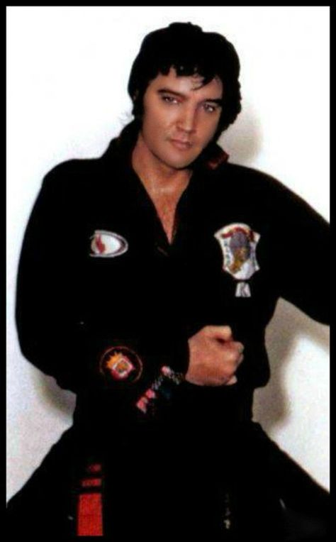 Elvis in his black karate uniform Karate Photos, Kenpo Karate, Elvis Jumpsuits, King Elvis Presley, Elvis Presley Images, Elvis Presley Pictures, Elvis And Priscilla, Joseph Jackson, Elvis Movies