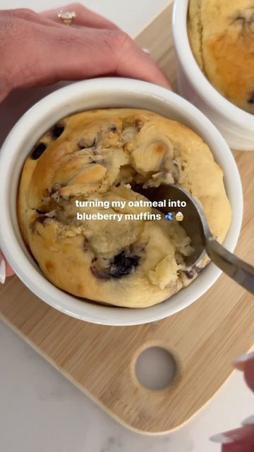 Healthy Food Prep 🌱🍳🥗🍝 on Instagram: "Blueberry muffin baked oats 🫐🧁 by @mirandabrady Save this recipe for a healthy breakfast that tastes like dessert 🤭 Recipe makes 2 so it’s perfect for meal prep! Ingredients: 1 cup oats (80g) 1 banana (approx 80g) 1/2 cup vanilla protein powder (or 40g extra oats) 1 1/2 tsp baking powder 2-3 tbs maple syrup 3/4 cup milk of choice Toppings: 1/4 cup blueberries 1 tbs your fav spread, optional Method: 1. Preheat oven to 180 degrees Celsius and lightly gr Blueberry Baked Oats Recipe, Blueberry Muffin Baked Oats, Meal Prep Ingredients, Healthy Food Prep, Blueberry Protein Muffins, Bariatric Meals, A Healthy Breakfast, Blueberry Muffin, Baked Oats