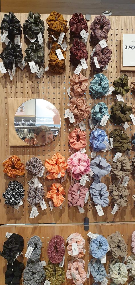 Headband Booth Display, Hair Accessories Booth Display, Headband Market Display, Scrunchie Pop Up Display, Craft Fair Displays Scrunchies, Scrunchie Booth Display, Scrunchie Pop Up Shop, Scrunchie Board Display, Market Stall Display Ideas Scrunchies