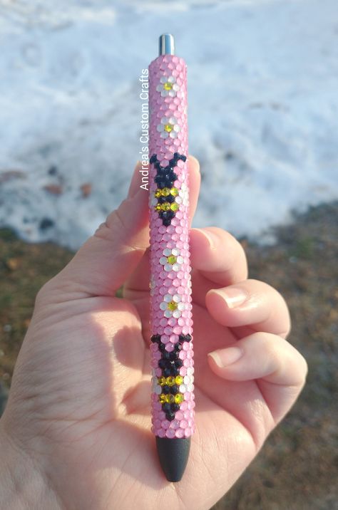 This pen features adorable bees and little daisies with a soft light pink background.  Each stone was hand placed in this honeycomb design. Pen details: - Full Rhinestone:              -Papermate Inkjoy Gel             -Black Ink  - .7 Medium Point - Refillable - Generic Blue Gel Ink Refill Included Disclaimer:  Overtime the color coating may wear off due to the oils in our hands. The length before wearing varies by color and person and cannot be given an exact time frame. This pen is handmade with each stone placed individually. Slight irregularities maybe present. All photos are taken in direct lighting. We make every effort to present the true color of the product. However, color may vary depending on the material, camera used, and/or the device used to view the product. Shipping: Shipp Rhinestone Pens Pattern, Rhinestone Pen Patterns, Bling Pens, Rhinestone Pens, Rhinestone Stuff, Bling Projects, Diy Rhinestone Crafts, Epoxy Pens, Rhinestone Designs Pattern