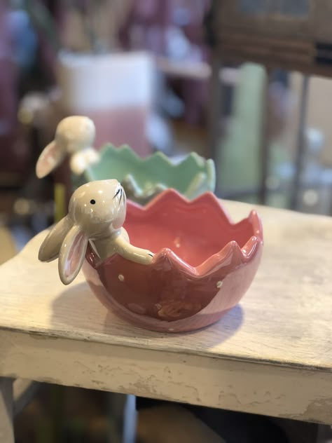 Easter Pottery Ideas, Clay Bunnies, Easter Tableware, Easter Pottery, Pottery Animals, Ceramic Bunny, Kids Pottery, Pottery Handbuilding, Garden Pottery