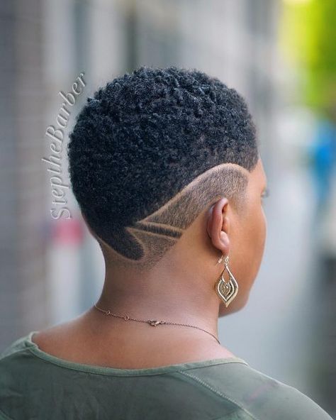 Very short natural undercut with shaved designs Combover Hairstyles, Short Natural Curls, 3c Natural Hair, Short Textured Hair, Shaved Design, Short Natural Haircuts, Short Shaved Hairstyles, Natural Curly Hair Cuts, Tapered Hair