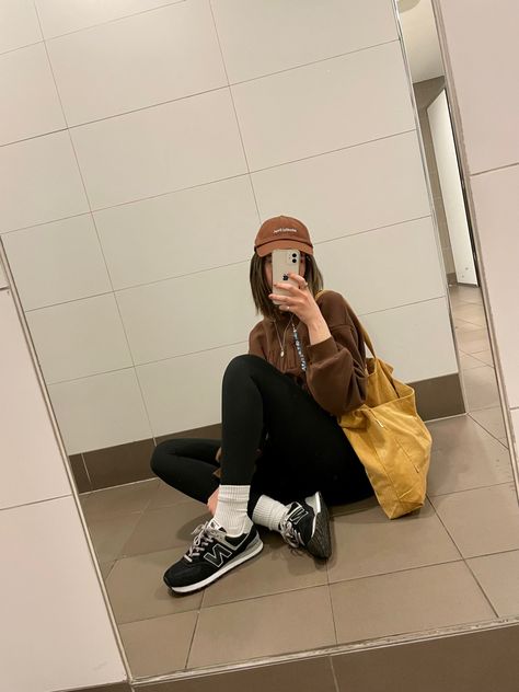 Black New Balance Shoes Outfit, Black New Balance 574 Outfit, New Balance 574 Black Outfit, Mustard Bag Outfit, Black New Balance Outfit, New Balance Outfit 574, New Balance 574 Outfit, Black New Balance Shoes, New Balance 574 Black