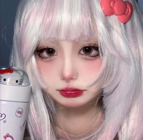 Big Eyes Makeup Doll, Kawaiicore Makeup, Doll Lenses, Big Eyes Aesthetic, Hello Kitty Makeup Look, Big Eyes Makeup, Asian Makeup Tutorials, Kitty Makeup, Hello Kitty Makeup