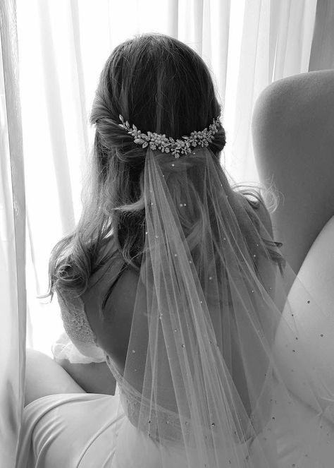 Bridal Hair Half Up With Veil, Bridal Hair Half Up, Half Up Wedding, Bridal Hair Veil, Hair Half Up, Crystal Bridal Tiaras, Wedding Hairstyles With Veil, Veil Hairstyles, Wedding Hair Down