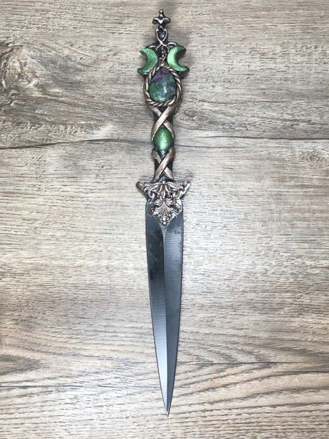 Fantasy Dagger, Pjo Dr, Knife Aesthetic, Pretty Knives, Dagger Tattoo, Dagger Knife, Fantasy Props, Halloween This Year, Cool Swords