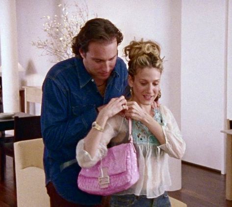 hannah on Twitter: "Carrie Bradshaw with her pink sequin Fendi baguette (season 3, episode 7) https://t.co/jCvOLl2c58" / Twitter Pink Fendi, Carrie Bradshaw Outfits, Carrie Bradshaw Style, Dream Bodies, Cutest Couple Ever, Uptown Girl, Makeup Clothes, City Outfits, Spring Fits