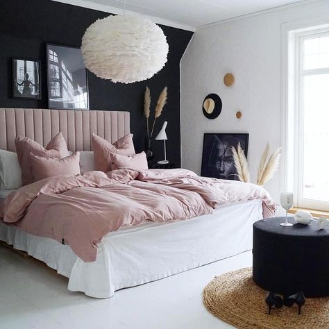 HOME DECOR | FURNITURE | INSPO on Instagram: “This color palette really works out beautifully. Dusty pink, black and neutrals 😍 I'm really loving this bedroom!  Follow @bykashouli for…” Tag Decor, Blush Bedding, Blush Pink Bedroom, Black Accent Walls, Paper Structure, Style At Home, Room Inspiration Bedroom, Room Ideas Bedroom, Online Furniture Stores