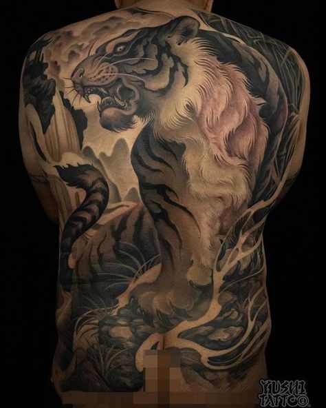 Samurai Back Tattoo, Traditional Japanese Tattoo Designs, Tiger Photography, Back Piece Tattoo, Tiger Tattoo Design, Cool Arm Tattoos, Full Back Tattoos, Irezumi Tattoos, Traditional Japanese Tattoos