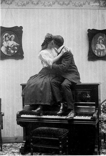 renesoto Couples Vintage, Old Fashioned Love, Victorian Couple, Vintage Kiss, Vintage Couples, Sweet Kisses, Piano Man, Vintage Romance, Albert Camus