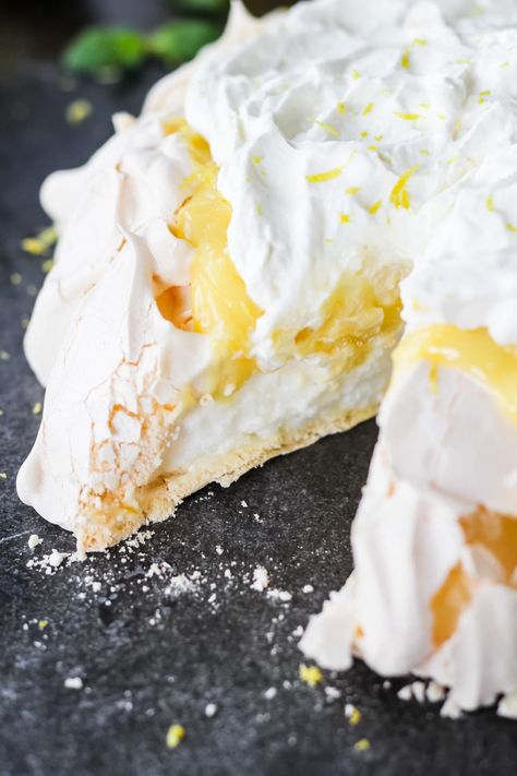 Pavlova Dessert, Meringue Pavlova, Meringue Desserts, Lemon Curd Recipe, Meringue Cake, Pavlova Recipe, Lemon Meringue Pie, Meringue Pie, Lemon Pie