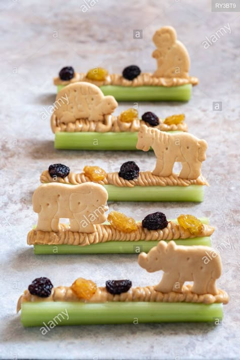 Ants On A Log, Kids Cooking Activities, Kids Birthday Party Food, Vegetable Snacks, Food Art For Kids, Preschool Snacks, Kids Treat, Easy Food Art, Toddler Snacks