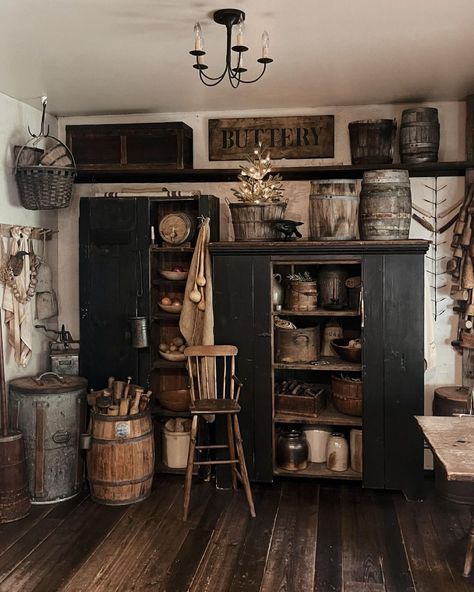 Dark Cottagecore Kitchen, Grandma Decor, Cottage Core Living Room, Cottage Core Home Decor, Cottage Core Kitchen, Cottage Core Home, Dark Cottage Core, Railing Designs, Cottagecore Living