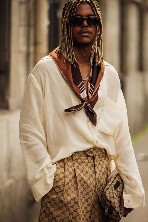 Outfit Foulard, Scarf Outfit Men, Mens Street Style Spring, Outfits Quotes, Paris Fashion Week Men, Scarf Outfit, Mens Fashion Streetwear, The Best Street Style, Best Street Style