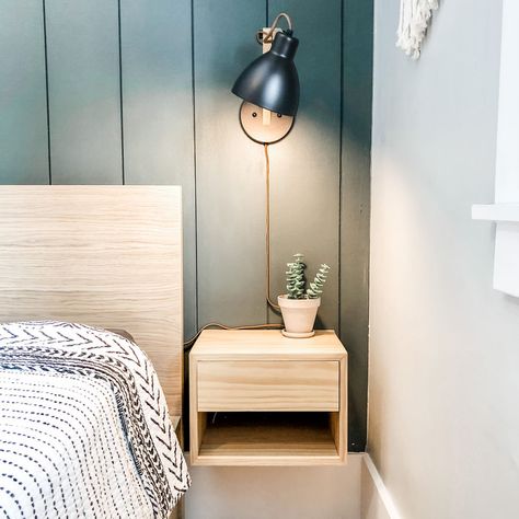 Diy Floating Bedside Shelf, Build Floating Nightstand, Diy Nightstand Floating, Night Stand Wood Diy, Diy Floating Drawer Shelf, Table Night Bedroom, Floating Bedroom Side Tables, Floating Bedroom Nightstand, Bed Side Table Floating