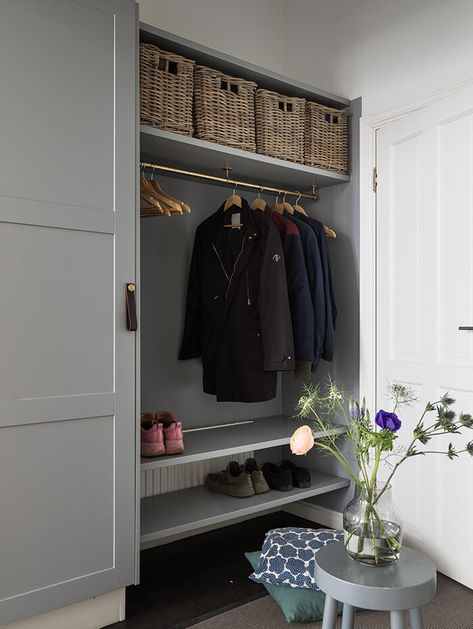 5 vanliga inredningsmissar i hallen – och hur du löser dem | ELLE Decoration Vstupná Hala, Hallway Inspiration, Mudroom Decor, Mudroom Design, Hallway Designs, Hal Decor, Hall Closet, Hallway Storage, Elle Decoration