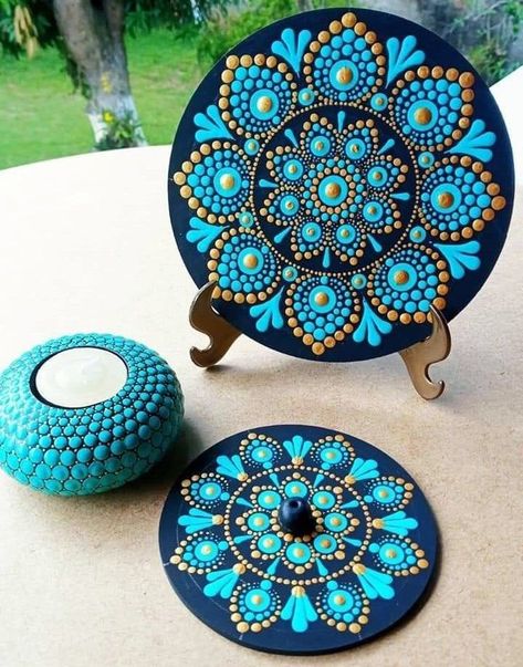 Dot Painting Ideas Inspiration, Dot Mandala Art Canvas, Dot Mandala Coasters, Puntilismo Ideas, Rock Painting Idea, Dot Mandala Art, Stones Aesthetic, Stones Garden, Mandala Painted Rocks