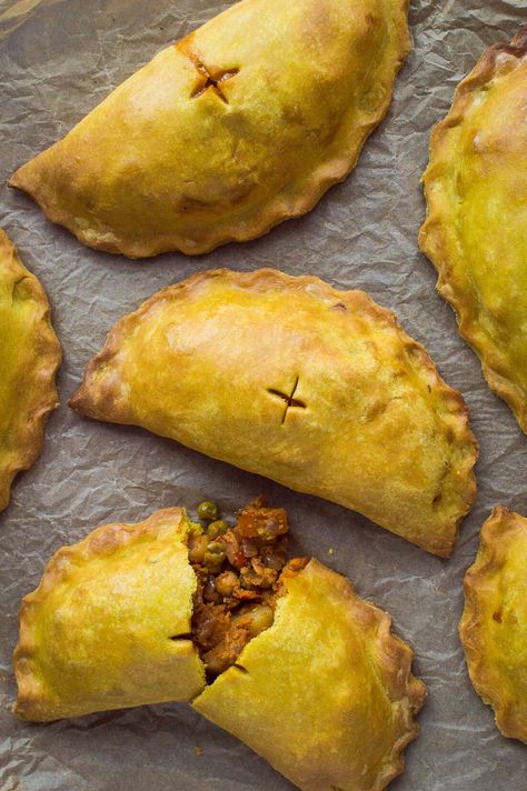 Vegan Pasties, Curried Vegetables, Vegetable Pasties, Baking Pastry, Idee Pasto Sano, Vegan Cooking, Vegan Foods, Vegan Baking, Vegan Eating