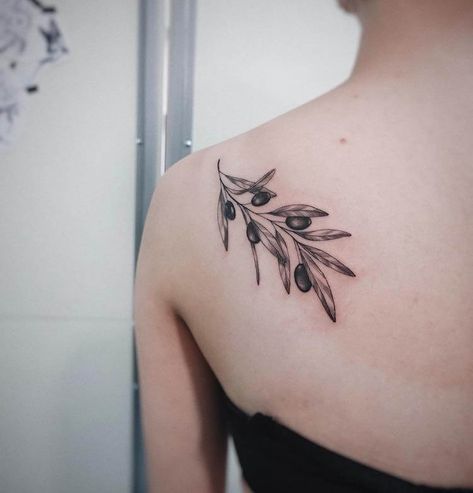 Tattoo Olive Branch, Olive Tree Tattoo, Tattoo Collarbone, Olive Tree Tattoos, Tattoo Ideas For Moms, Collar Bone Tattoo For Men, Tree Tattoo Arm, Olive Branch Tattoo, Bone Tattoo