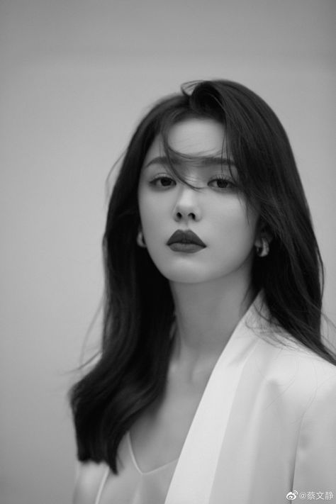 Korean Profile Picture, Korean Profile, Korean Makeup Trends, Photography Korean, Latest Makeup Trends, White Lily, Portrait Photoshoot, Black Picture, White Lilies