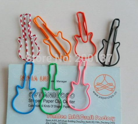 guitar paper clips Paper Clip Diy Ideas, Things To Make With Paper Clips, Things To Do With Paper Clips, Paper Clip Aesthetic, Ideas Con Clips, Diy Paper Clips, Paper Clips Diy, Shaped Paper Clips, Paperclip Crafts