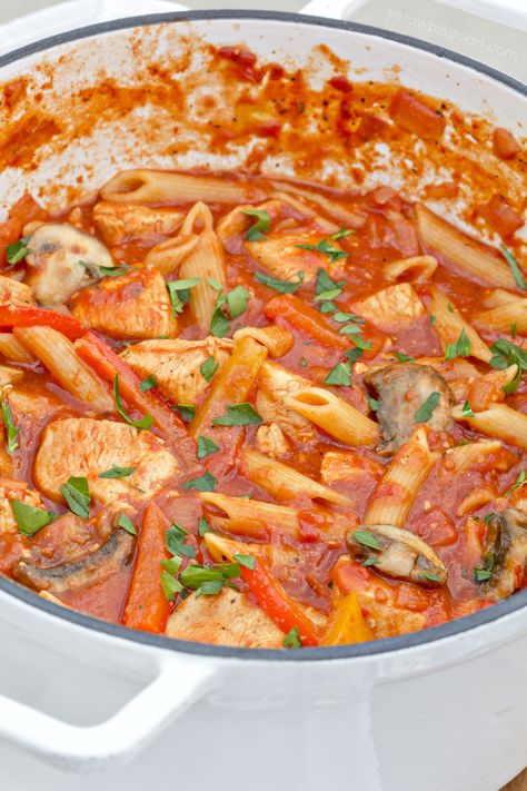 One Pot Chicken Cacciatore Pasta with Peppers and Mushrooms - Cooks in about 30 minutes and all in one pot! Yellow Bliss Road, Quick Delicious Dinner, Easy Sheet Pan Dinners, One Pan Chicken, Chicken Cacciatore, One Pot Chicken, Weekly Meal Plan, Sheet Pan Dinners, Easy Weeknight Meals