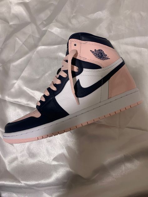 Jordan 1 Atmosphere Pink, Jordan 1 High Aesthetic, Jordans Bubblegum, Bubblegum Jordan 1 Outfit, Bubblegum Jordan 1, Jordan Atmosphere, Tenis Jordan 1, Jordan 1 High Women, Jordan 1 High Atmosphere